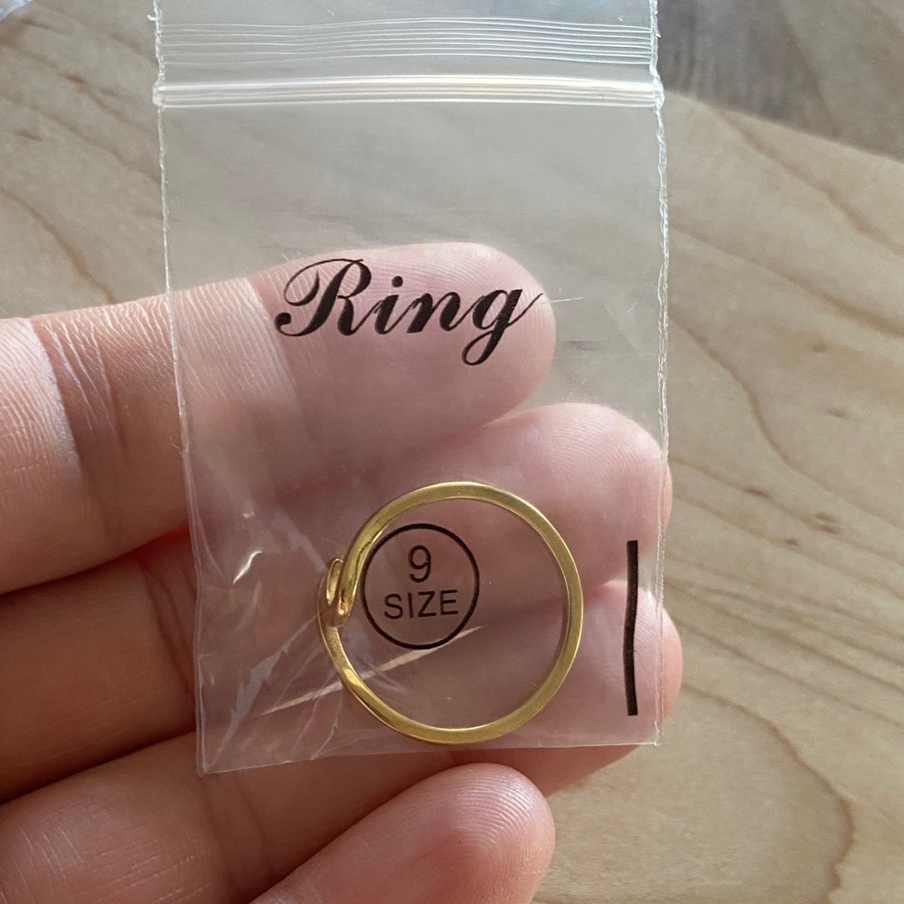 Elegant Gold Women's Ring - Picture 7 of 8
